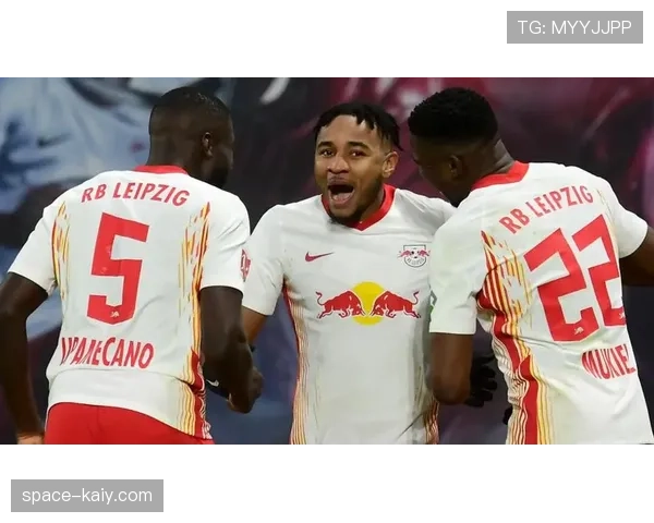 特写：哈维-西蒙斯穿裆过人后助攻，莱比锡反超比分