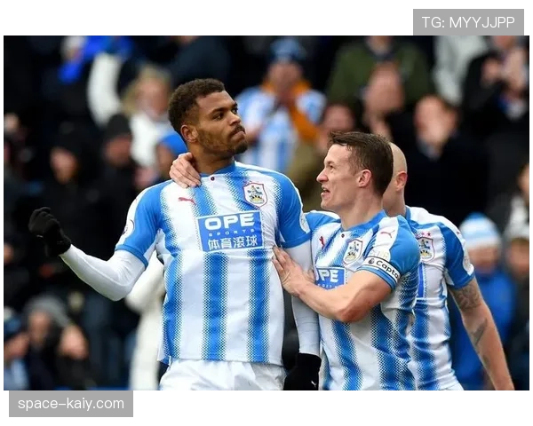 特写：雨战中，布雷斯特前锋穆涅滑跪庆祝，留下三道长长水痕