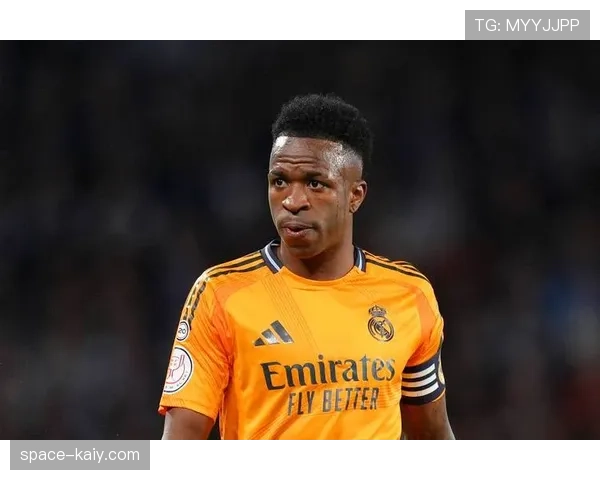 特写：皇马小将首秀破门后，看台上其父母相拥而泣的瞬间