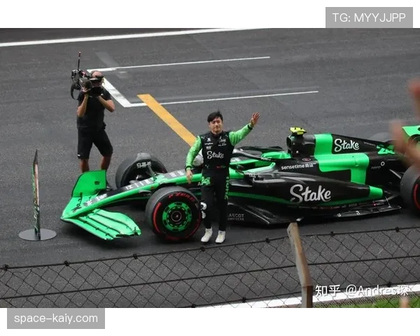 迈阿密大奖赛冲刺赛结果:诺里斯夺冠,佩雷兹、塞恩斯分列二三位 迈阿密大奖赛冲刺赛结果:诺里斯夺冠,佩雷兹、塞恩斯分列二三位