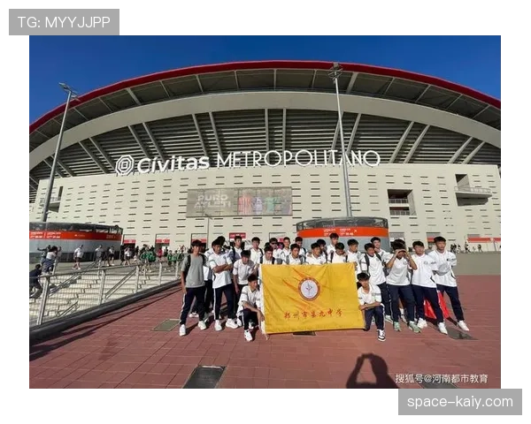 马德里街头举办小型五人制足球赛,当地民众积极参与 马德里街头举办小型五人制足球赛,当地民众积极参与
